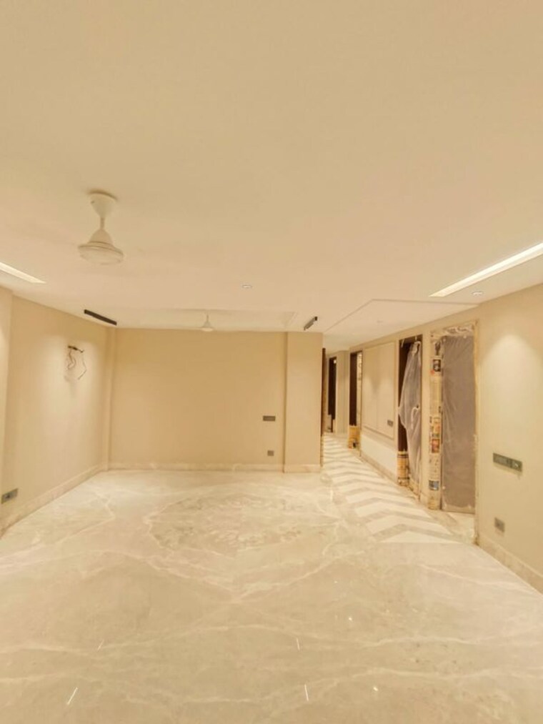 Room, defence colony 3 Bedroom 217 Sq.Yd. Builder Floor In Defence Colony Delhi 10597126