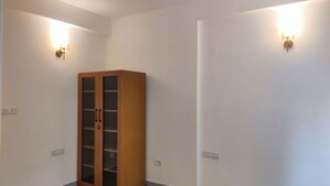 Room in 3 BHK Apartment at Kings Crest, Jayamahal – for Rent