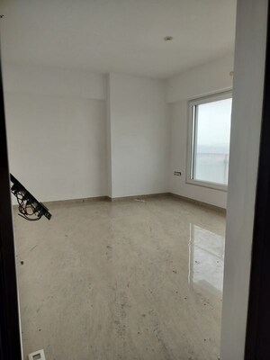 Room in 4 BHK Apartment at ND Palai Towers, Goregaon West – for Rent