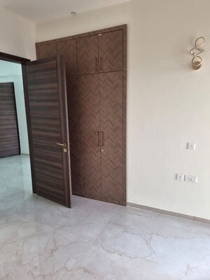 Room in 3 BHK Apartment at Smart World Orchard, Sector 61 – for Rent