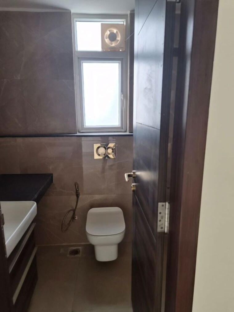 Bathroom, smart-world-orchard 3 Bedroom 1712 Sq.Ft. Apartment In Sector 61 Gurgaon 10597252
