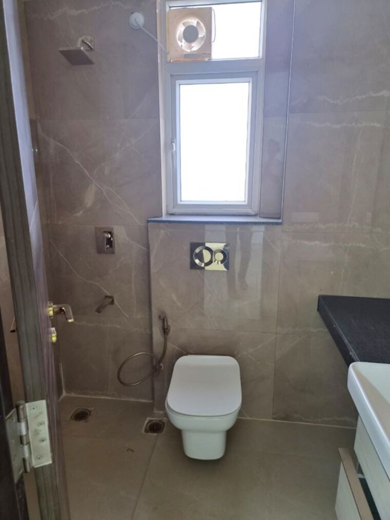 Bathroom, smart-world-orchard 3 Bedroom 1712 Sq.Ft. Apartment In Sector 61 Gurgaon 10597252