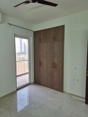 Room in 3 BHK Apartment at Smart World Orchard, Sector 61 – for Rent