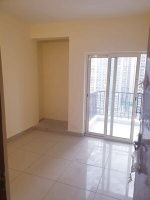 Room in 2 BHK Apartment at Panchsheel Greens II, Sector 16 Greater Noida – for Rent