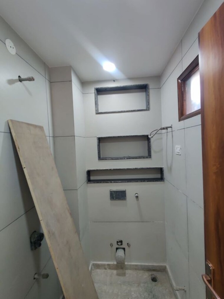 Bathroom, rohini sector 15 5 Bedroom 1200 Sq.Ft. Builder Floor In Rohini Sector 15 Delhi 10597299