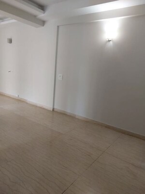 Room in 2.5 BHK Apartment at Mahagun Moderne, Sector 78 – for Rent