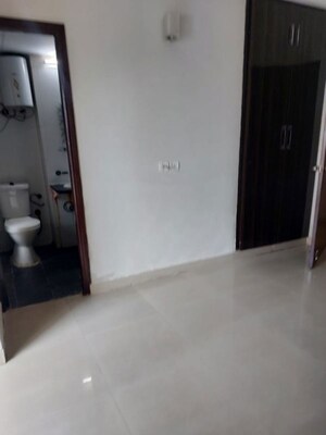Room in 2.5 BHK Apartment at Mahagun Moderne, Sector 78 – for Rent