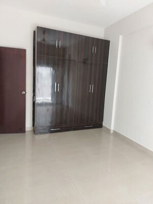 Room in 2.5 BHK Apartment at Mahagun Moderne, Sector 78 – for Rent
