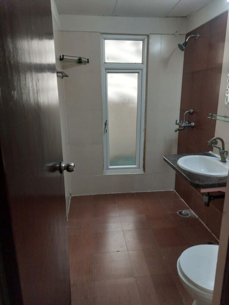 Bathroom, mahagun-moderne 2.5 Bedroom 1250 Sq.Ft. Apartment In Sector 78 Noida 10597389