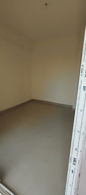 Room in 2 BHK Apartment at GLS Avenue 81, Sector 81 – for Rent