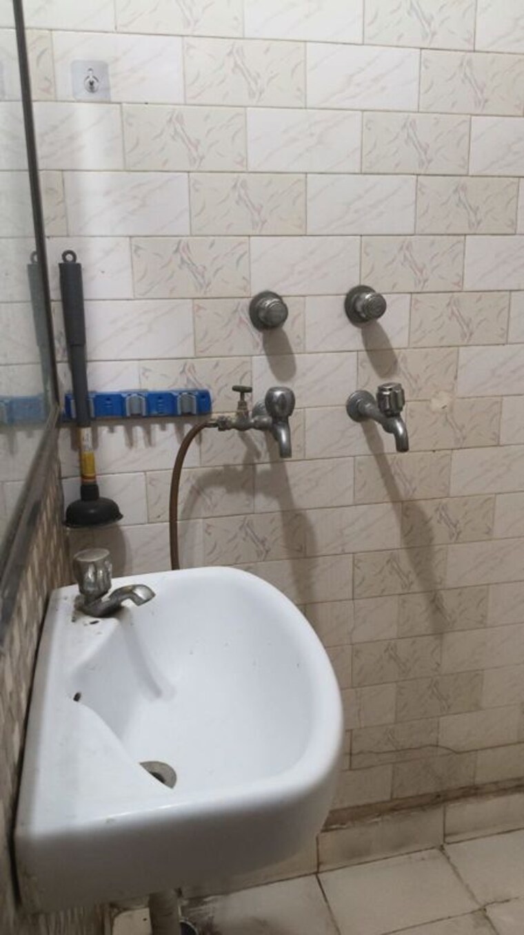 Bathroom, sector 23 2 Bedroom 263 Sq.Yd. Builder Floor In Sector 23 Gurgaon 10597435