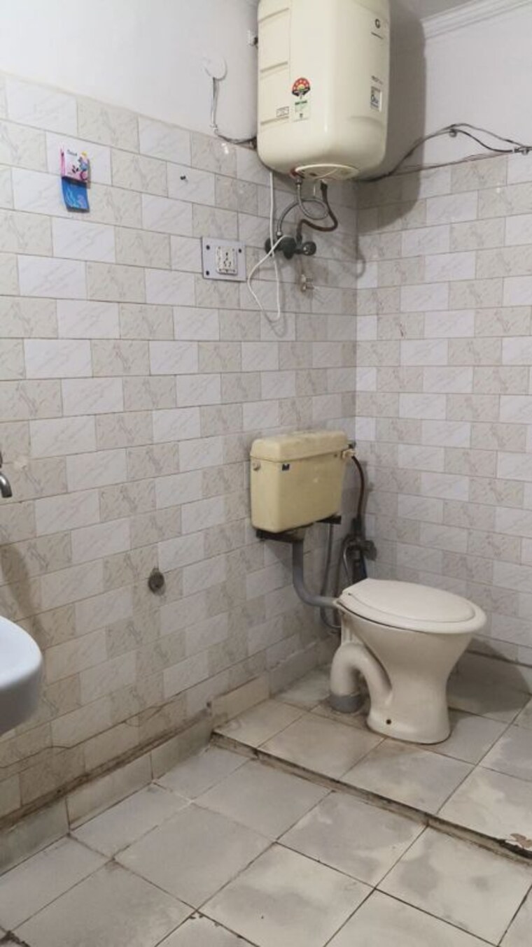 Bathroom, sector 23 2 Bedroom 263 Sq.Yd. Builder Floor In Sector 23 Gurgaon 10597435