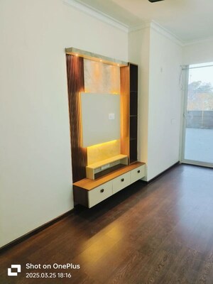 Room in 3 BHK Builder Floor at Smart World Gems, Sector 89 – for Rent