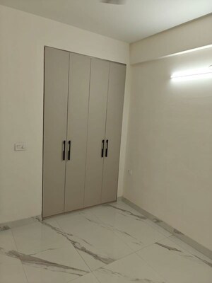 Room in 3 BHK Builder Floor at Smart World Gems, Sector 89 – for Rent