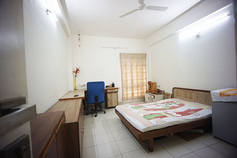 Bedroom, satellite 3 Bedroom 207 Sq.Yd. Apartment In Satellite Ahmedabad 10597504