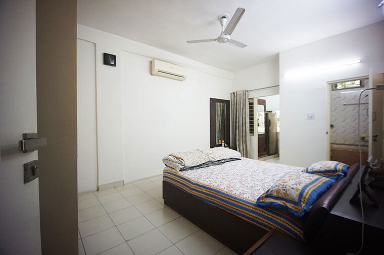 Bedroom, satellite 3 Bedroom 207 Sq.Yd. Apartment In Satellite Ahmedabad 10597504