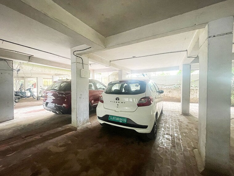  Parking, satellite 3 Bedroom 207 Sq.Yd. Apartment In Satellite Ahmedabad 10597504