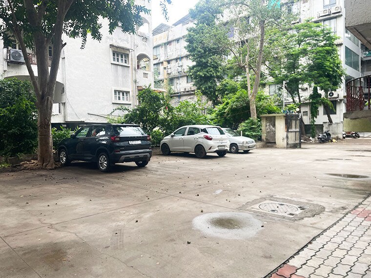  Parking, satellite 3 Bedroom 207 Sq.Yd. Apartment In Satellite Ahmedabad 10597504