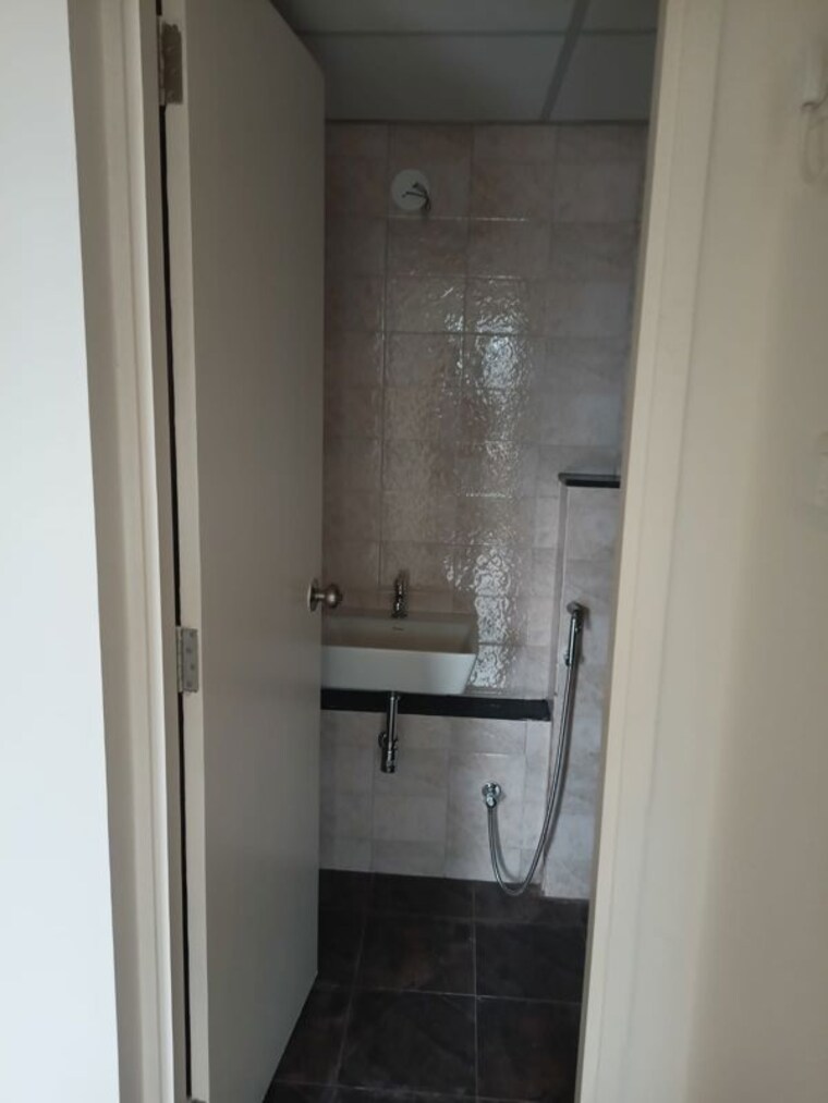 Bathroom, mahindra-happinest-tathawade-phase-1 1 Bedroom 450 Sq.Ft. Apartment In Tathawade Pune 10597624
