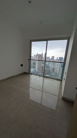 Room in 2 BHK Apartment at Piramal Aranya, Byculla – for Rent