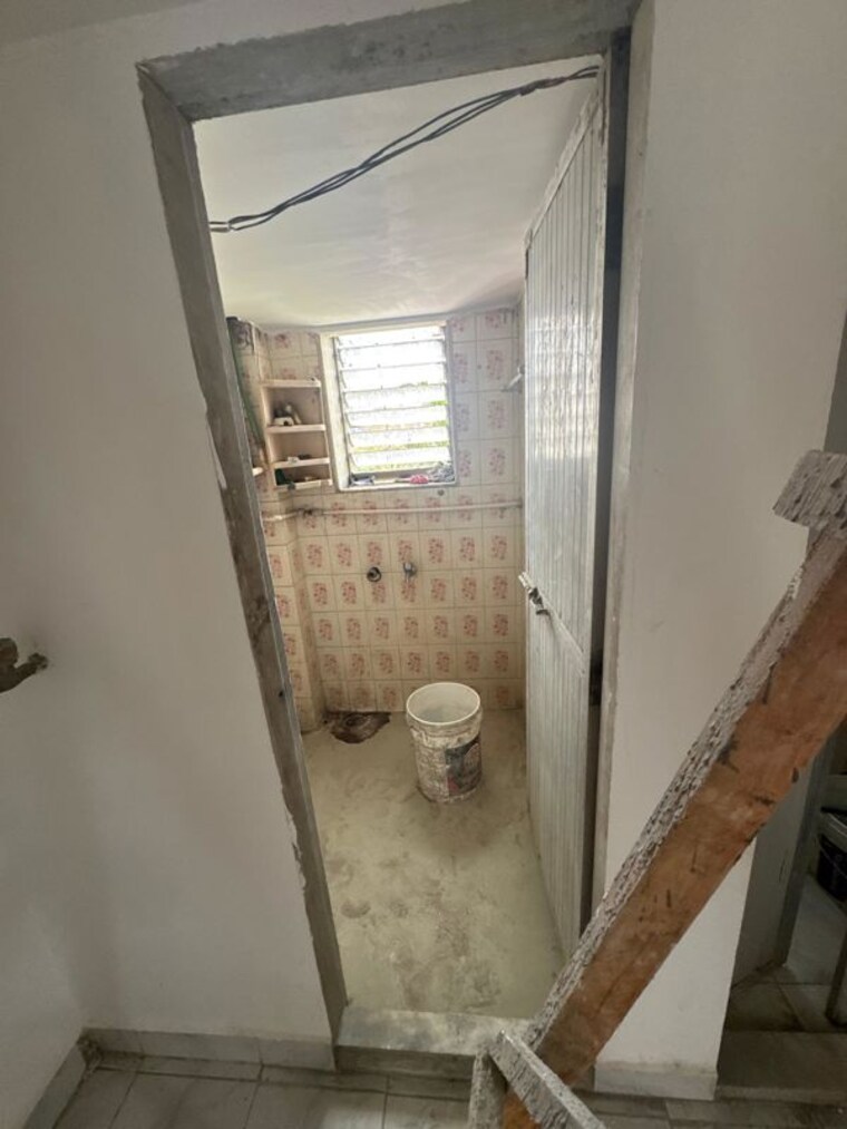 Bathroom, naupada 2 Bedroom 600 Sq.Ft. Apartment In Naupada Thane 10597700