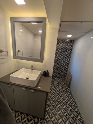 Bathroom in 3.5 BHK Apartment at Maker Tower, Cuffe Parade – for Sale