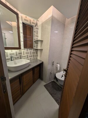 Bathroom in 3.5 BHK Apartment at Maker Tower, Cuffe Parade – for Sale