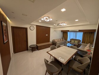 3.5 BHK + Servant Room 1350 Sq.Ft. Apartment in Maker Tower