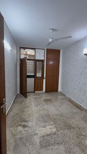 Room in 3 BHK Builder Floor at Chittaranjan Park – for Rent