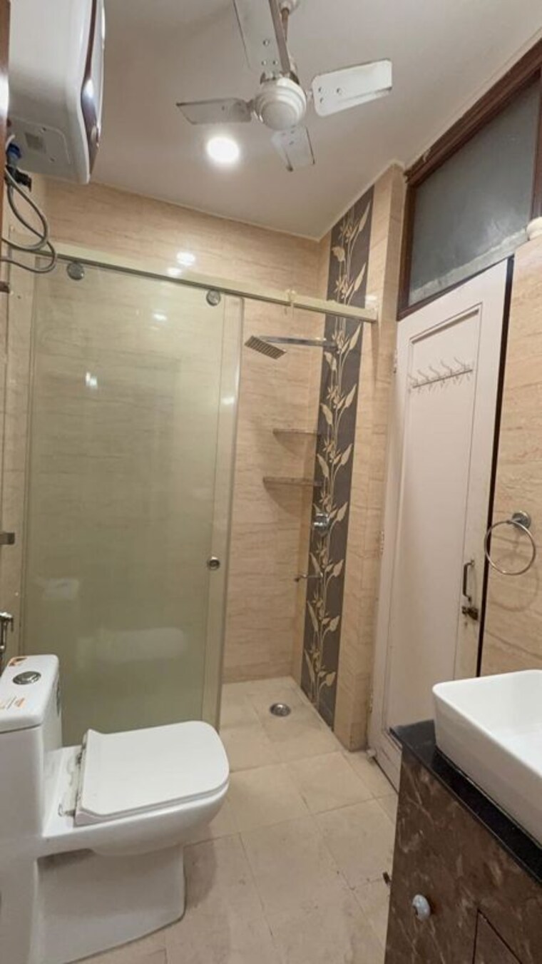 Bathroom, chittaranjan park 3 Bedroom 1350 Sq.Ft. Builder Floor In Chittaranjan Park Delhi 10597795