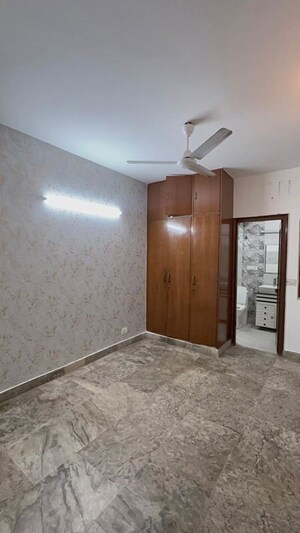 Room in 3 BHK Builder Floor at Chittaranjan Park – for Rent