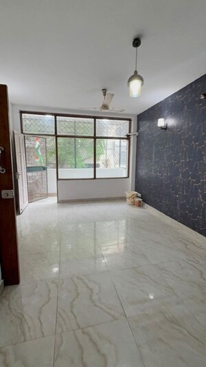 Room in 3 BHK Builder Floor at Chittaranjan Park – for Rent