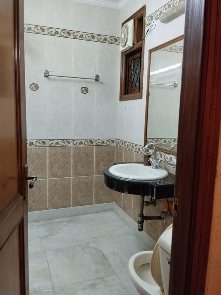 Bathroom, kalkaji 3 Bedroom 1800 Sq.Ft. Builder Floor In Kalkaji Delhi 10597921