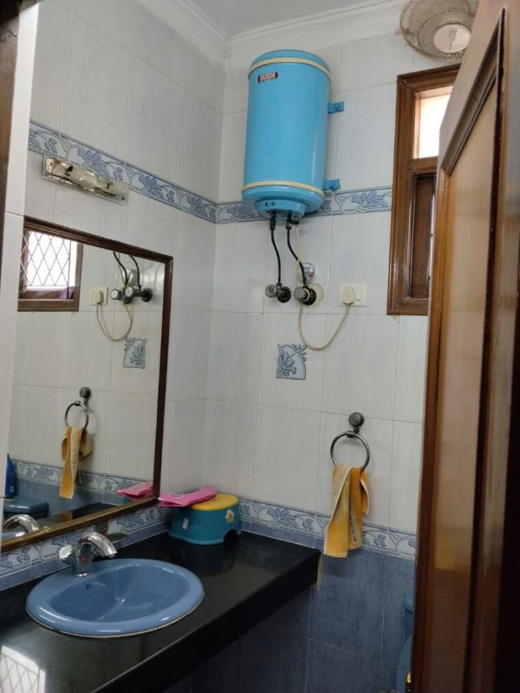 Bathroom, kalkaji 3 Bedroom 1800 Sq.Ft. Builder Floor In Kalkaji Delhi 10597921