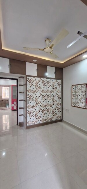 Room in 3 BHK Builder Floor at Kondapur – for Rent