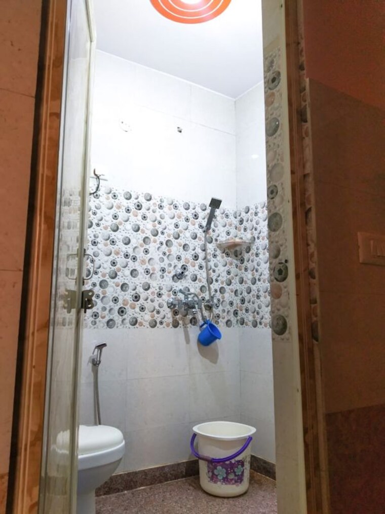 Bathroom, palam vihar extension 2 Bedroom 100 Sq.Yd. Builder Floor In Palam Vihar Extension Gurgaon 10598031