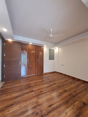 Room in 3 BHK Builder Floor at South City 1 – for Rent
