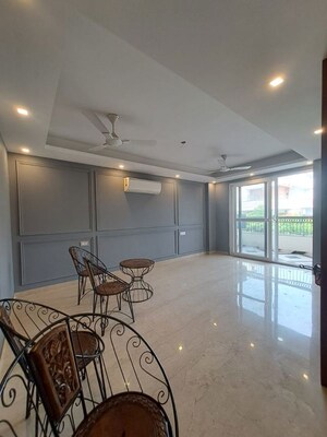 Parking in 3 BHK Builder Floor at South City 1 – for Rent