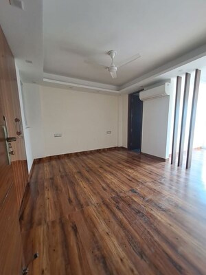 Room in 3 BHK Builder Floor at South City 1 – for Rent