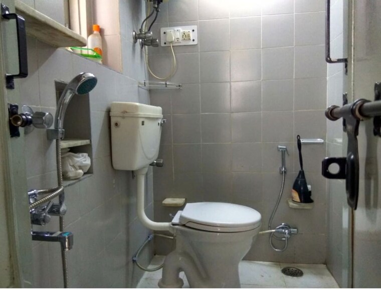 Bathroom, greater kailash 2 Bedroom 1050 Sq.Ft. Builder Floor In Greater Kailash Delhi 10598066