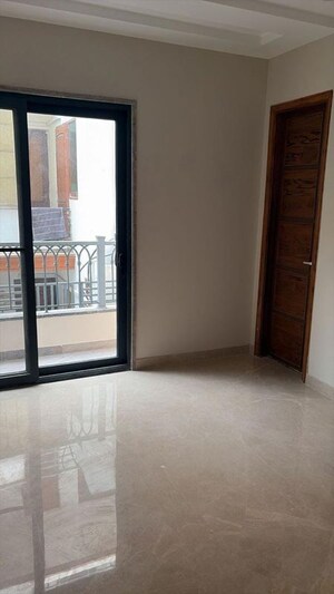 Room in 3 BHK Builder Floor at South City 1 – for Rent