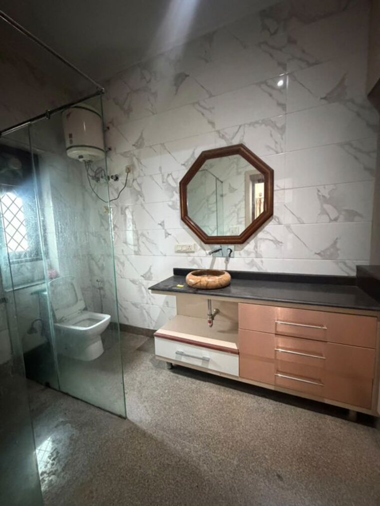 Bathroom, sector 17a 3 Bedroom 3200 Sq.Ft. Builder Floor In Sector 17a Gurgaon 10598077