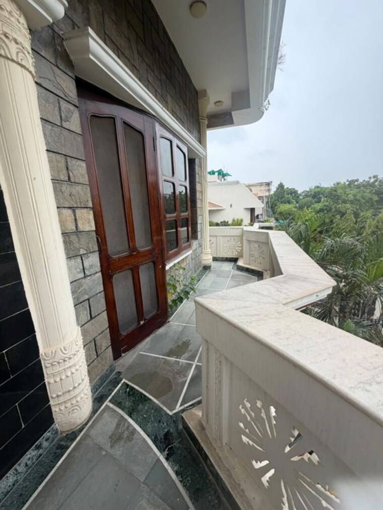 Balcony, sector 17a 3 Bedroom 3200 Sq.Ft. Builder Floor In Sector 17a Gurgaon 10598077