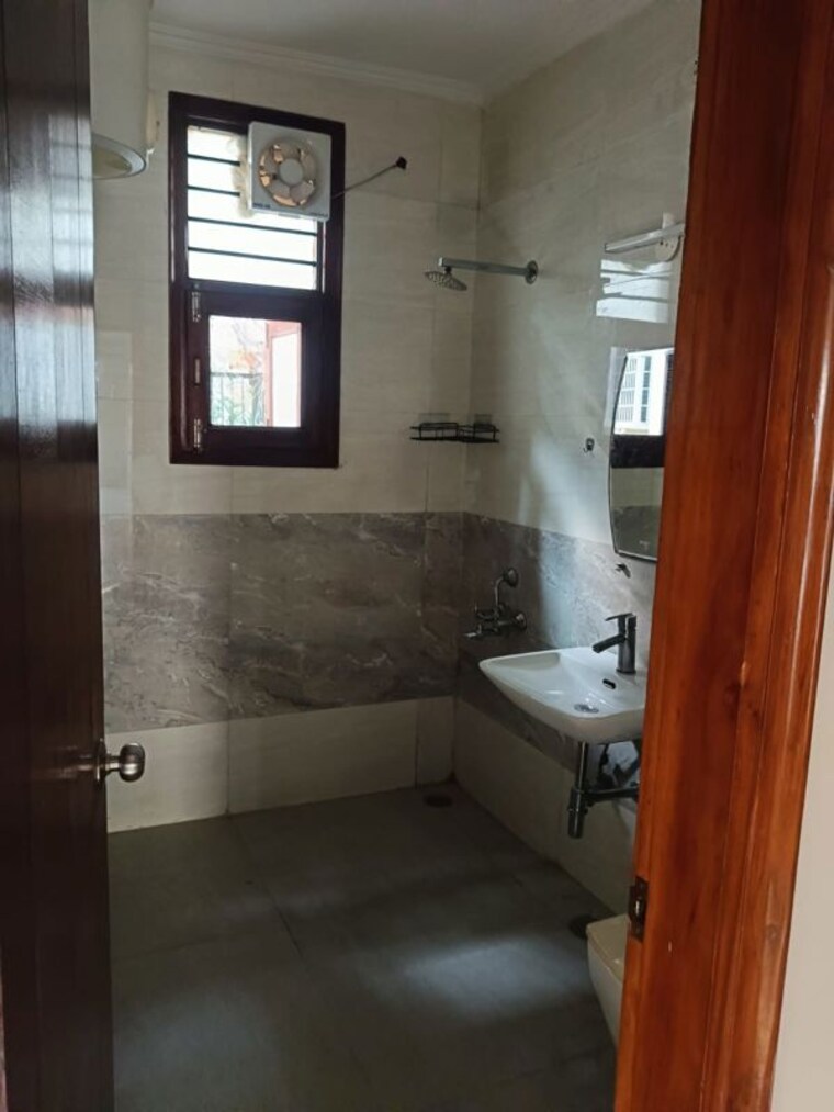 Bathroom, sector 45 2 Bedroom 1600 Sq.Ft. Builder Floor In Sector 45 Gurgaon 10598103