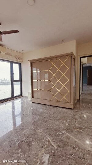 Room in 3 BHK Apartment at Kalpataru Magnus, Bandra East – for Rent
