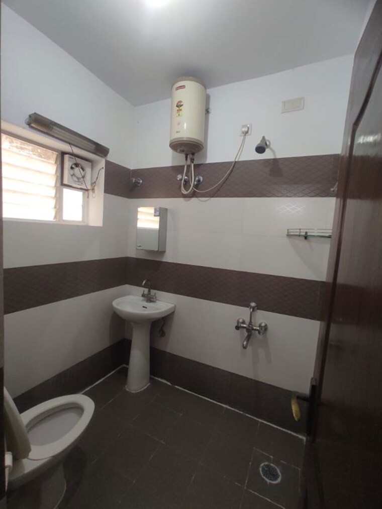 Bathroom, rt nagar 3 Bedroom 1500 Sq.Ft. Builder Floor In Rt Nagar Bangalore 10302912