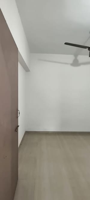 Room in 2 BHK Apartment at Raunak Unnathi Woods Phase 4 And 5, Ghodbunder Road – for Rent