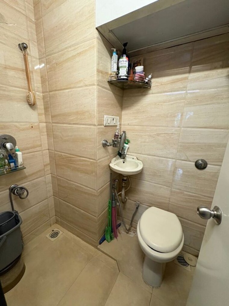 Bathroom, milton-apartment 2 Bedroom 850 Sq.Ft. Apartment In Juhu Mumbai 10598352