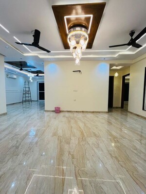 Room in 4 BHK Builder Floor at Sector 30 – for Rent