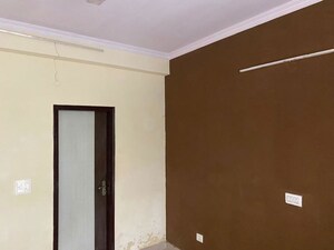 Room in 3 BHK Builder Floor at Sector 52 – for Rent